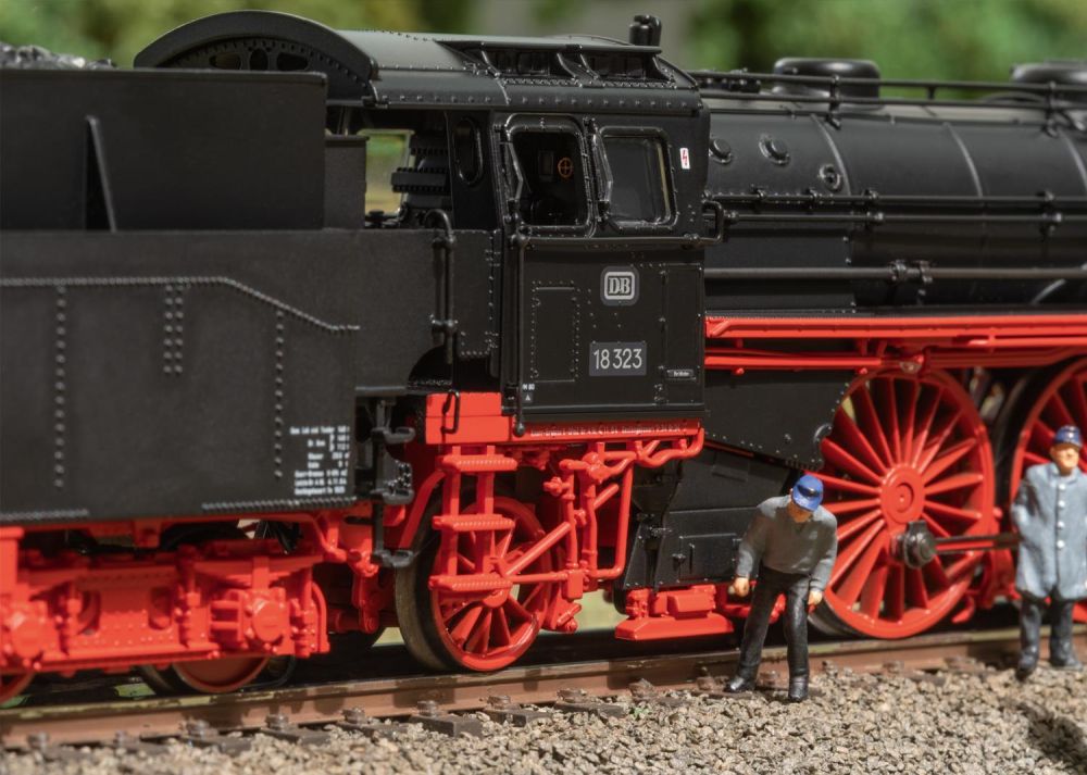 Märklin 38323: Dampflok 18 323 DB - Überrschungsmodell 2024 - Sondermodell, 1:87 Spur H0, dynamischer Rauch, Fahrwerkbeleuchtung, AC Digital + Sound, Metallmodell