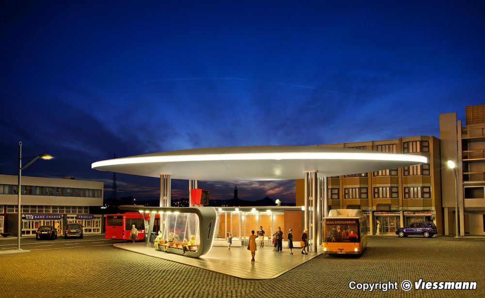 kibri 39006: H0 Moderner Busbahnhof Hauptgebäude miteiner Haltestation inkl. LED-Beleuchtung