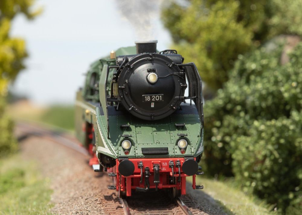 Trix 25020: Dampflokomotive 18 201 mit Öl-Hauptfeuerung und Zusatztender der DDR, Überraschungsmodell 2023, DCC Digital + Sound, 1:87