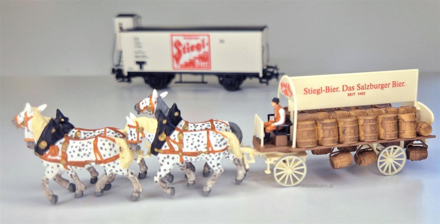 Märklin 84402: Österreich-Sonderset Stiegl Bier Güterwagen mit Stiegl Kutsche und LKW, 1:87 Spur H0, Sammlermodell