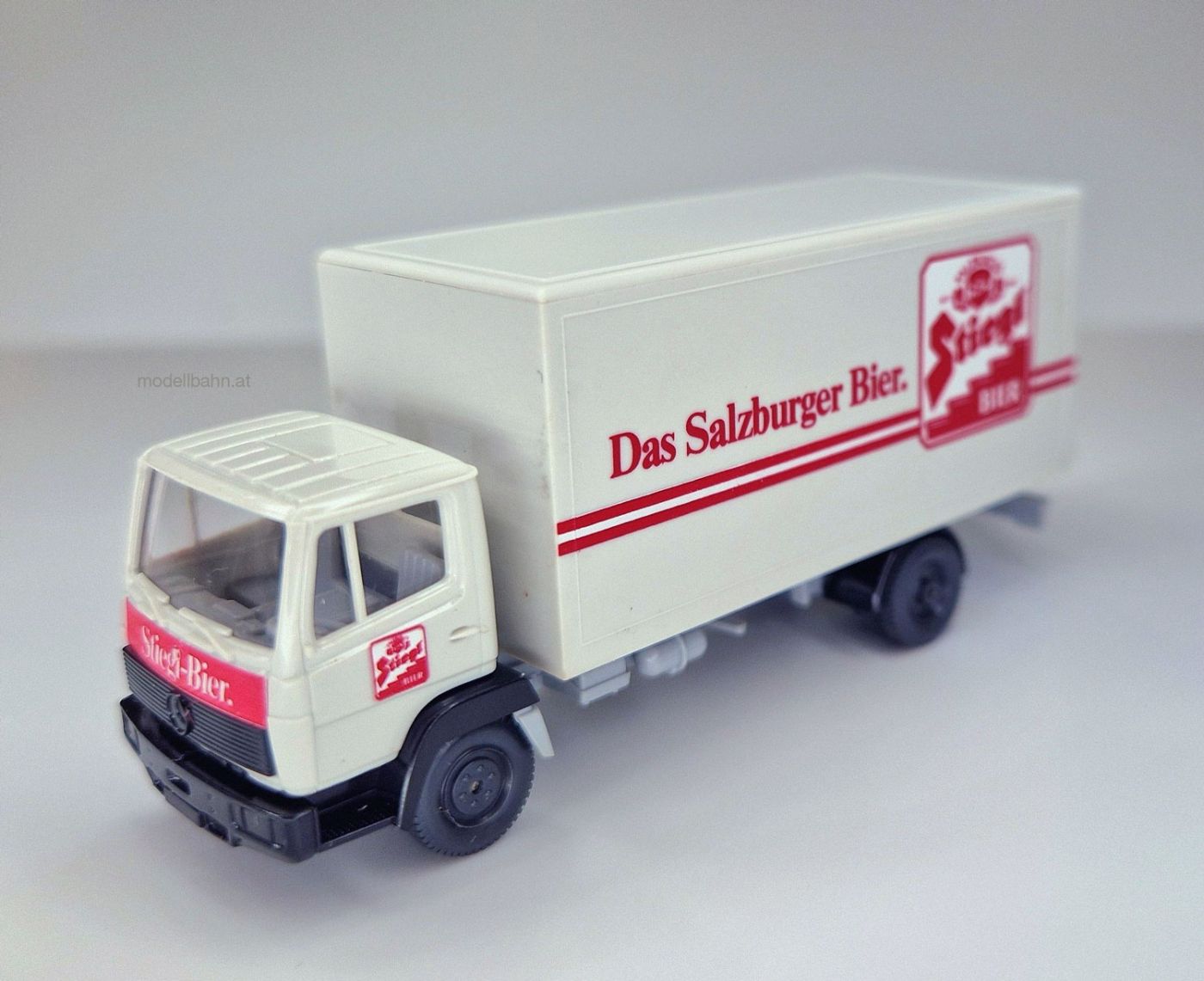 Märklin 84402: Österreich-Sonderset Stiegl Bier Güterwagen mit Stiegl Kutsche und LKW, 1:87 Spur H0, Sammlermodell